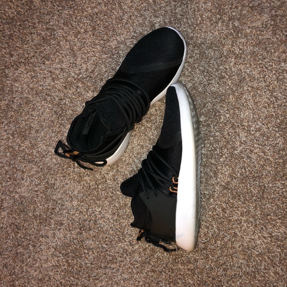 Fabletics tennis shoes